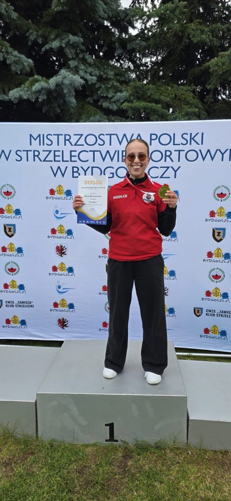 Alicja Rykaczewska (SKSS Dragon Siedlce) na podium z dyplomem i złotym medalem Młodzieżowych Mistrzostw Polski w Bydgoszczy