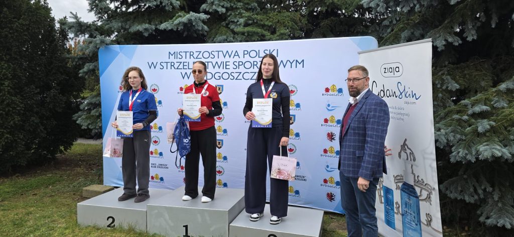 Podium 25 m pistoletu sportowego kobiet na Młodzieżowych Mistrzostwach Polski w Bydgoszczy, Alicja Rykaczewska na najwyższym stopniu