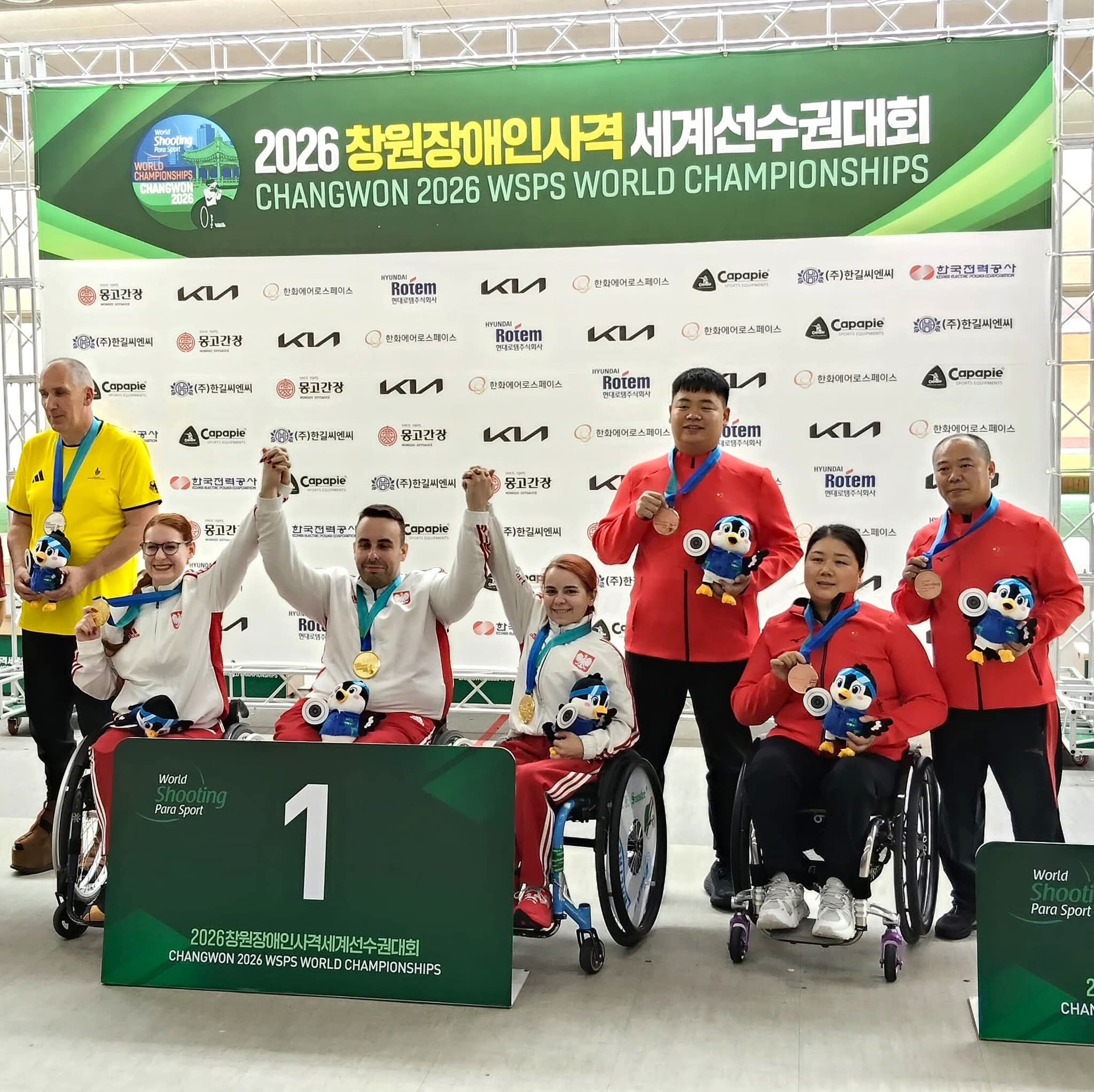 Dekoracja medalistów Mistrzostw Świata WSPS Changwon 2026 — polska drużyna ze złotymi medalami na podium