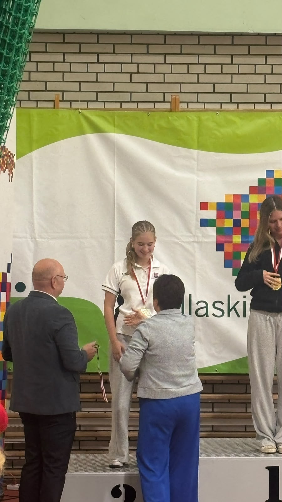 Emilia Nowicka ze srebrnym medalem na drugim stopniu podium podczas dekoracji