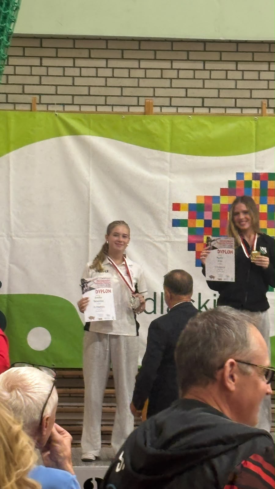 Emilia Nowicka ze srebrnym medalem i dyplomem na podium