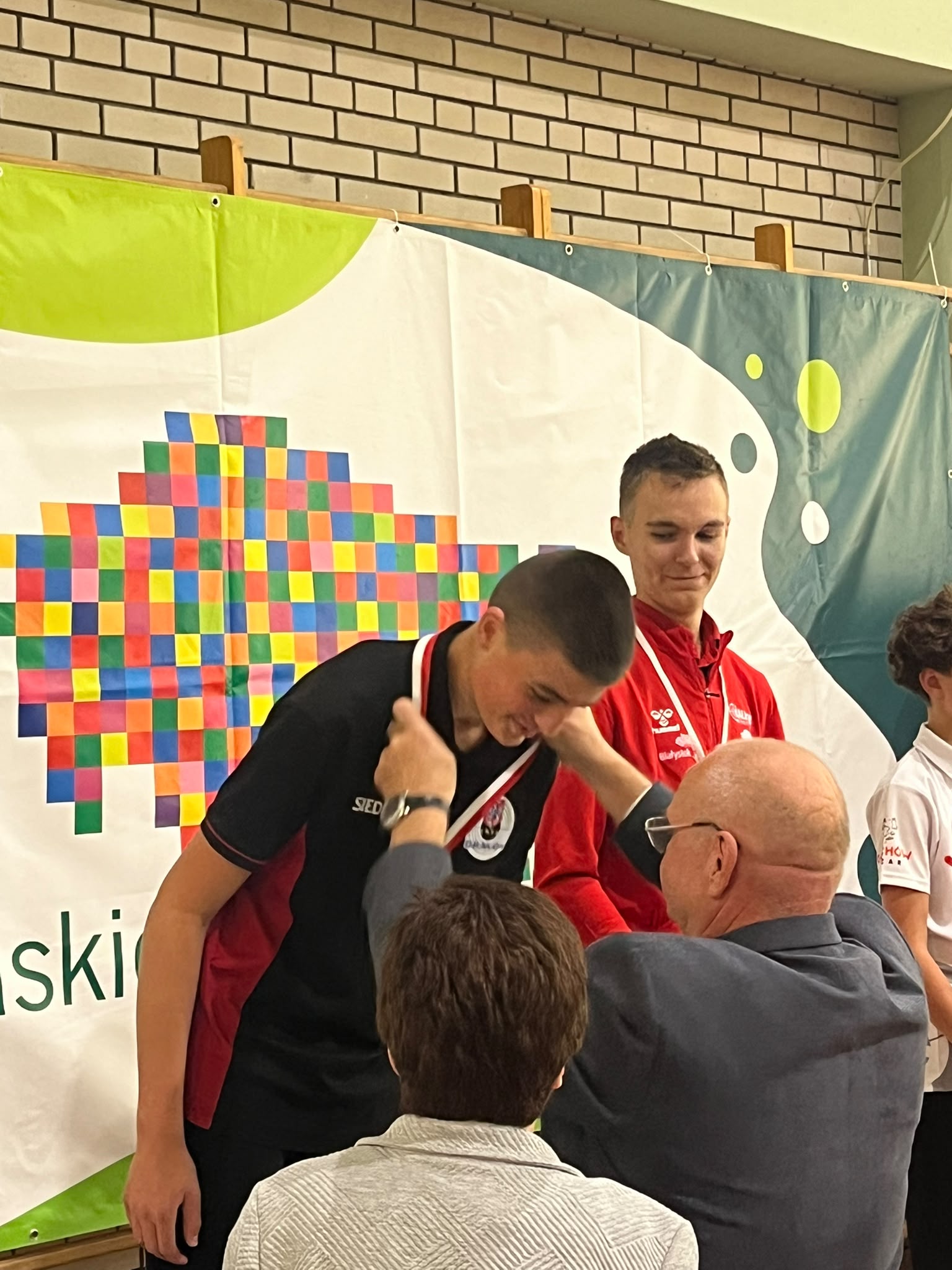 Szymon Żurawski odbiera medal podczas dekoracji