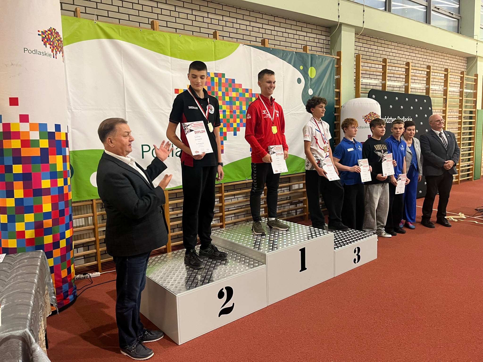 Szymon Żurawski na drugim stopniu podium z dyplomem za drugie miejsce