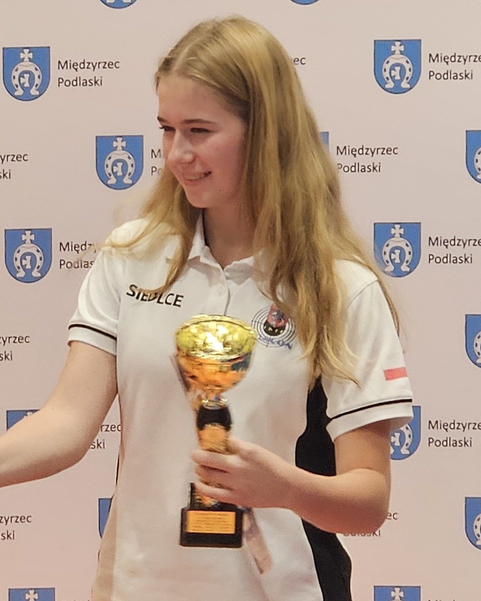 Emilia Nowicka z pucharem za 3. miejsce w 10 m karabinie pneumatycznym młodziczek, II Puchar Międzyrzecczyzny, Międzyrzec Podlaski 2026